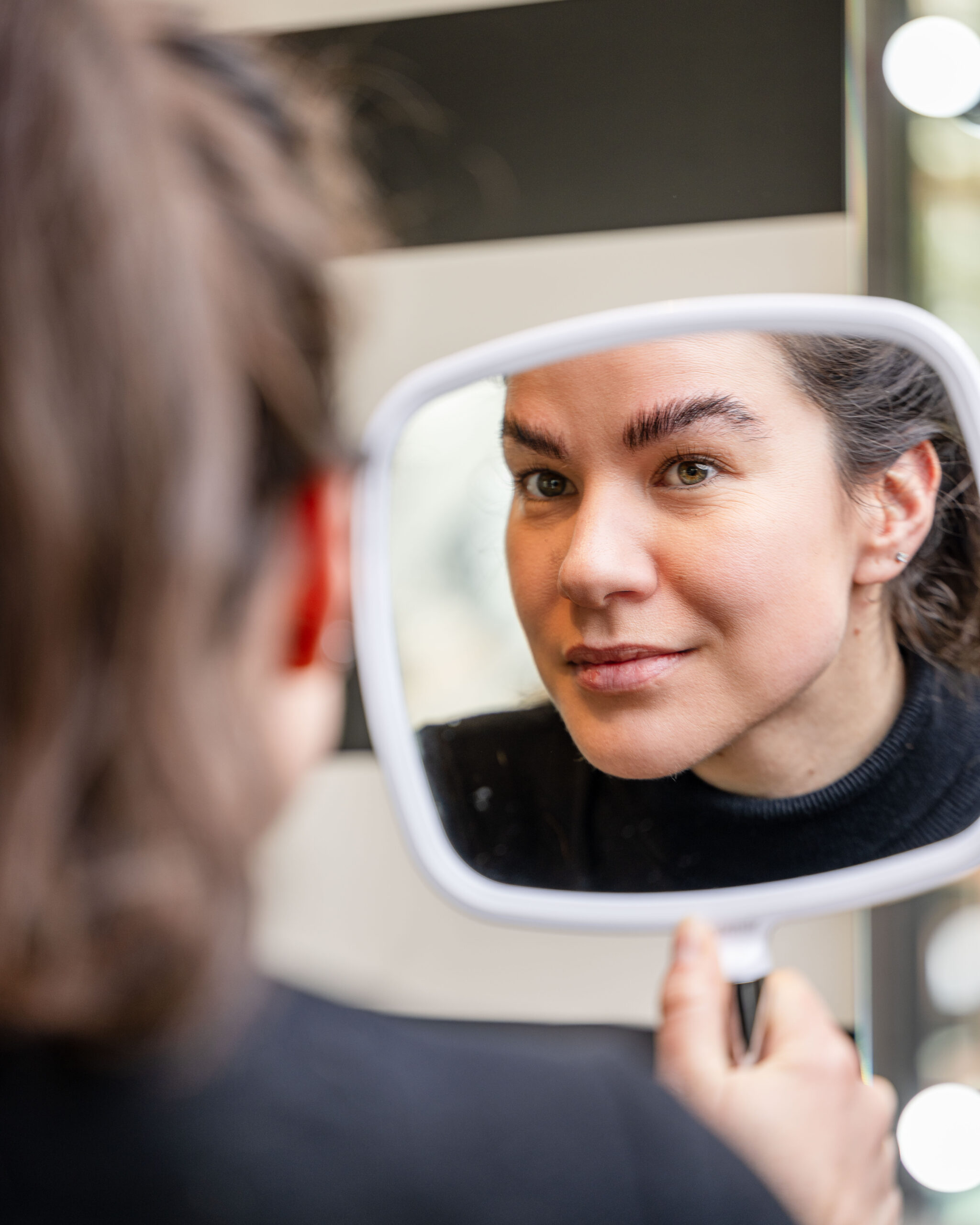 Augenbrauen und Wimpern Lifting